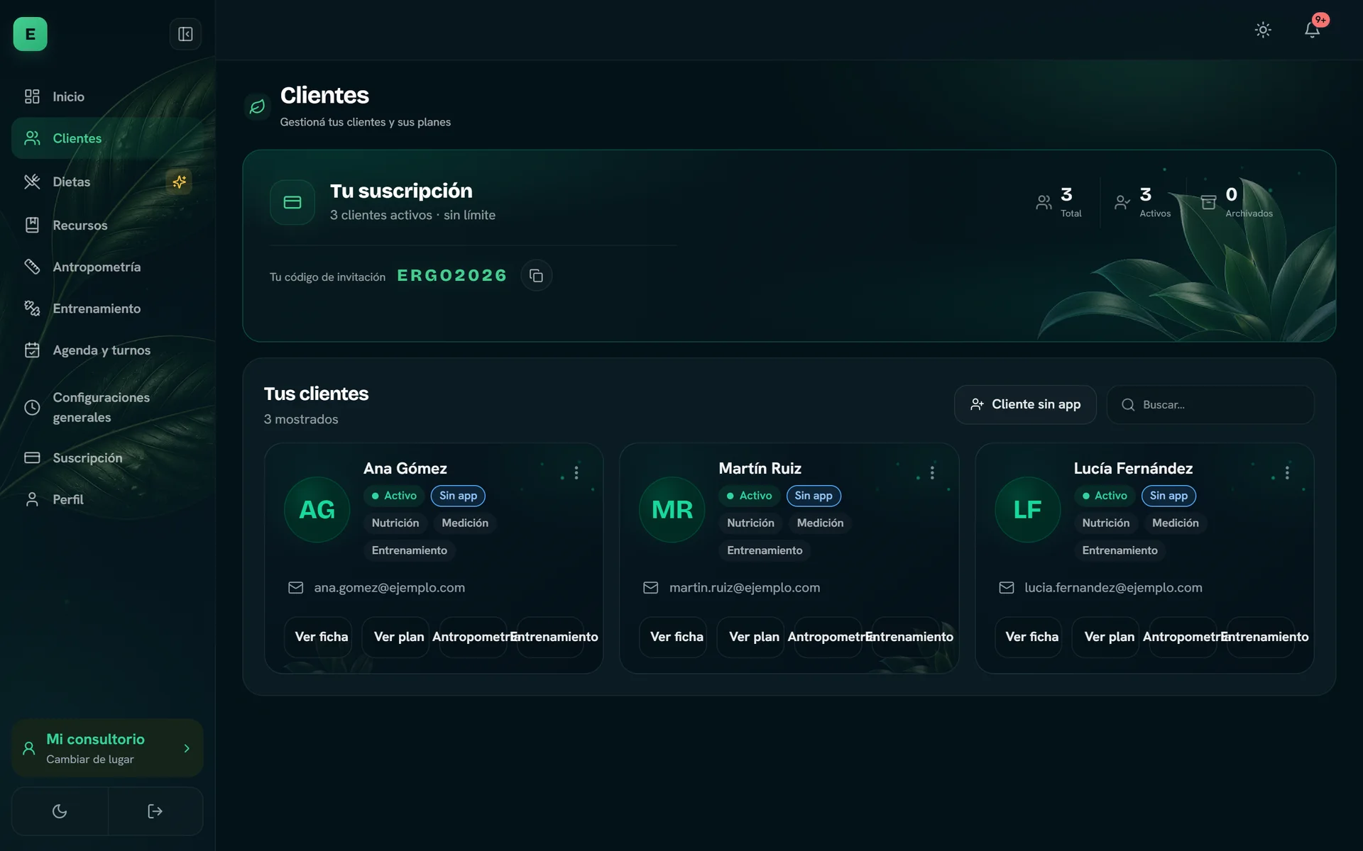 Panel de clientes de ErgoMétrika en tema oscuro, con tres fichas y sus módulos